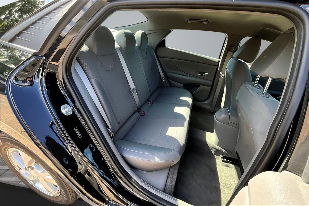 Used 2021 Hyundai Elantra SE FWD image 23