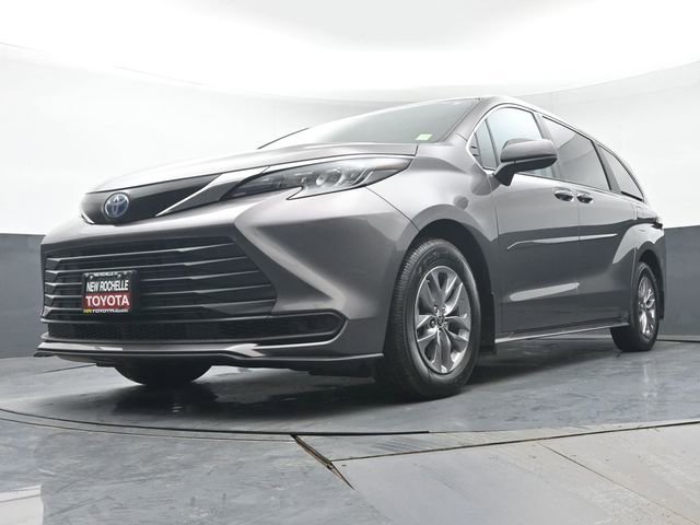 Certified 2024 Toyota Sienna LE w/ LE Plus Package image 33