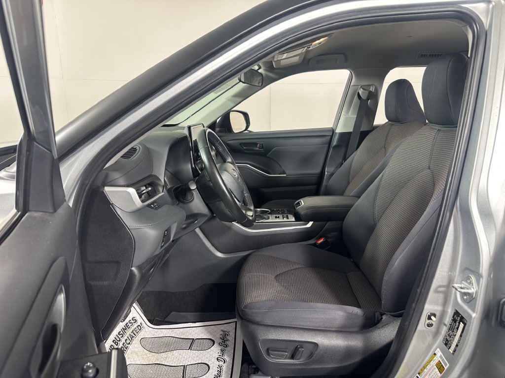 Used 2023 Toyota Highlander LE AWD/4WD image 13