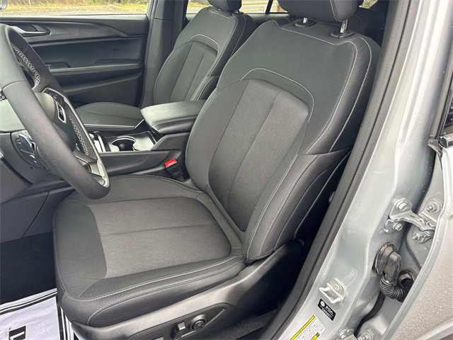 Used 2024 Jeep Grand Cherokee Laredo image 25