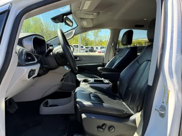Used 2024 Chrysler Pacifica Limited FWD image 8