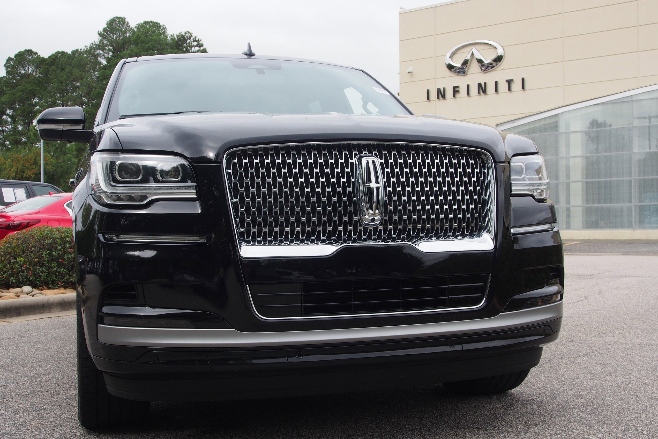 Used 2024 Lincoln Navigator Premiere image 2