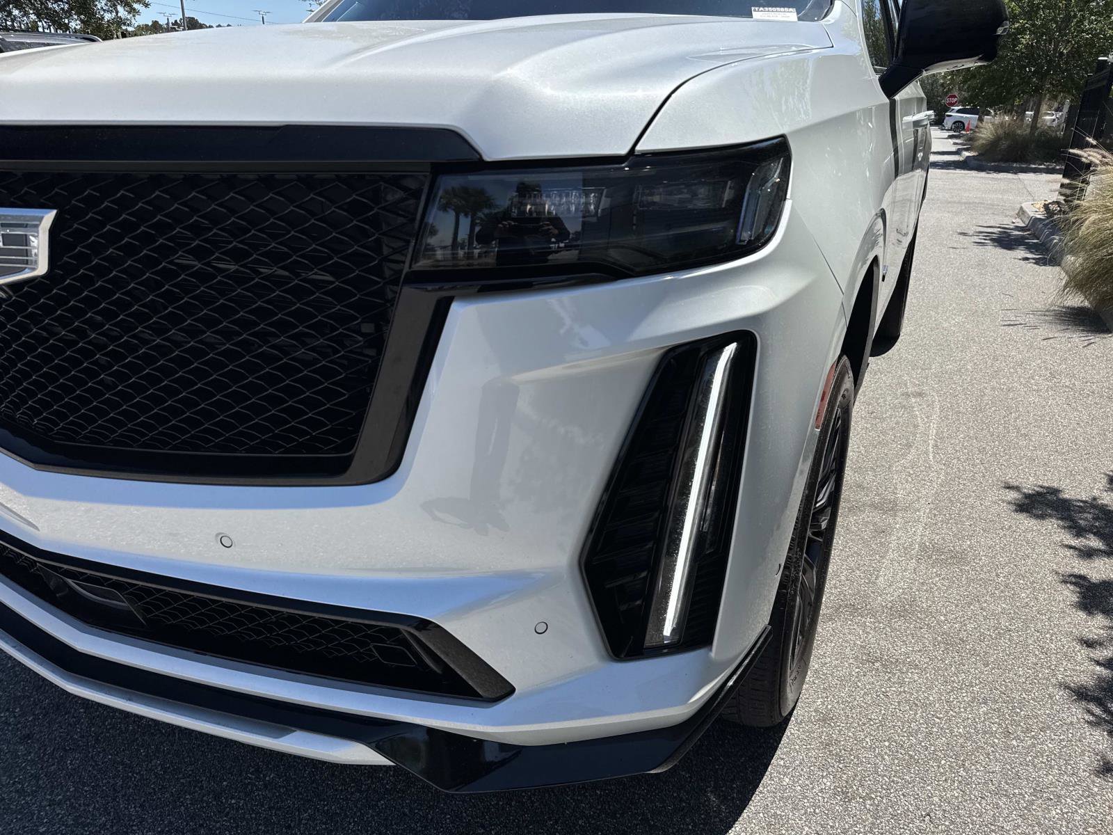 Used 2023 Cadillac Escalade ESV V AWD/4WD image 9