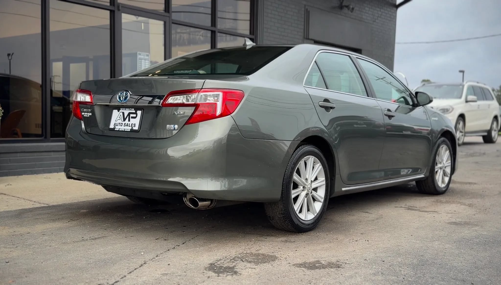 Used 2012 Toyota Camry XLE w/ Leather Pkg FWD image 2
