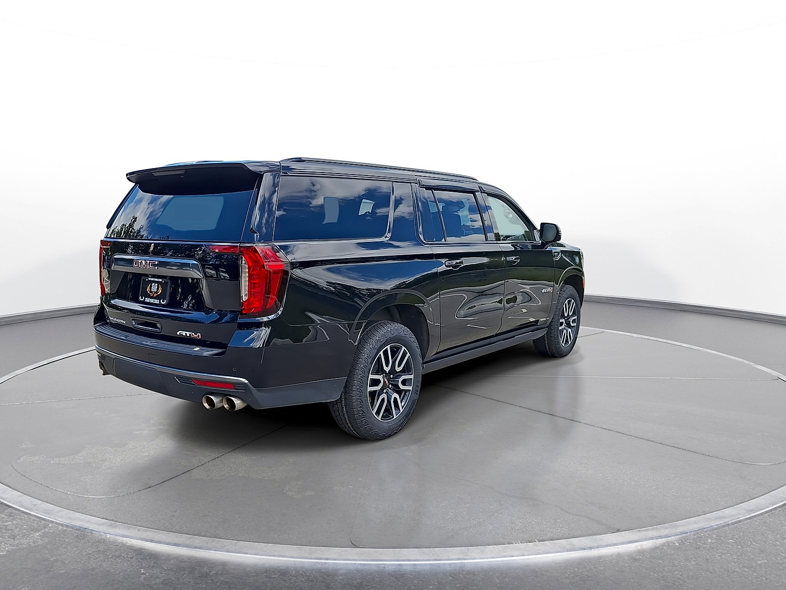 Used 2023 GMC Yukon XL AT4 w/ AT4 Premium Plus Package AWD/4WD image 8