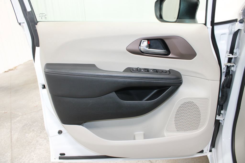 Used 2024 Chrysler Voyager LX FWD image 18