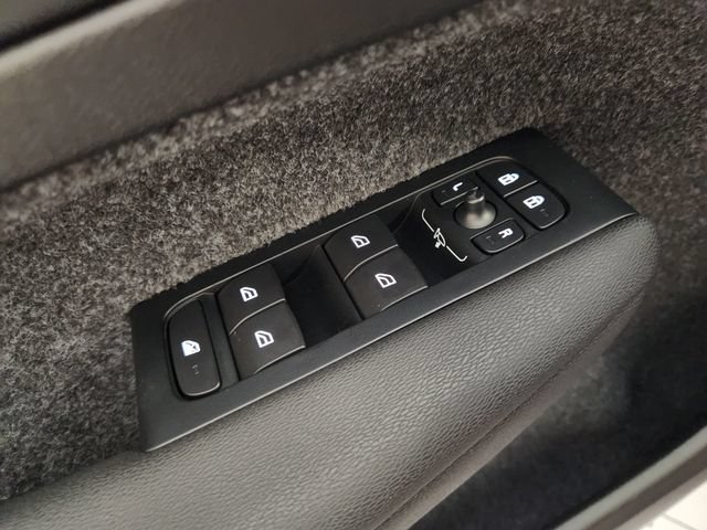 Certified 2026 Volvo XC40 B5 Plus AWD/4WD image 23