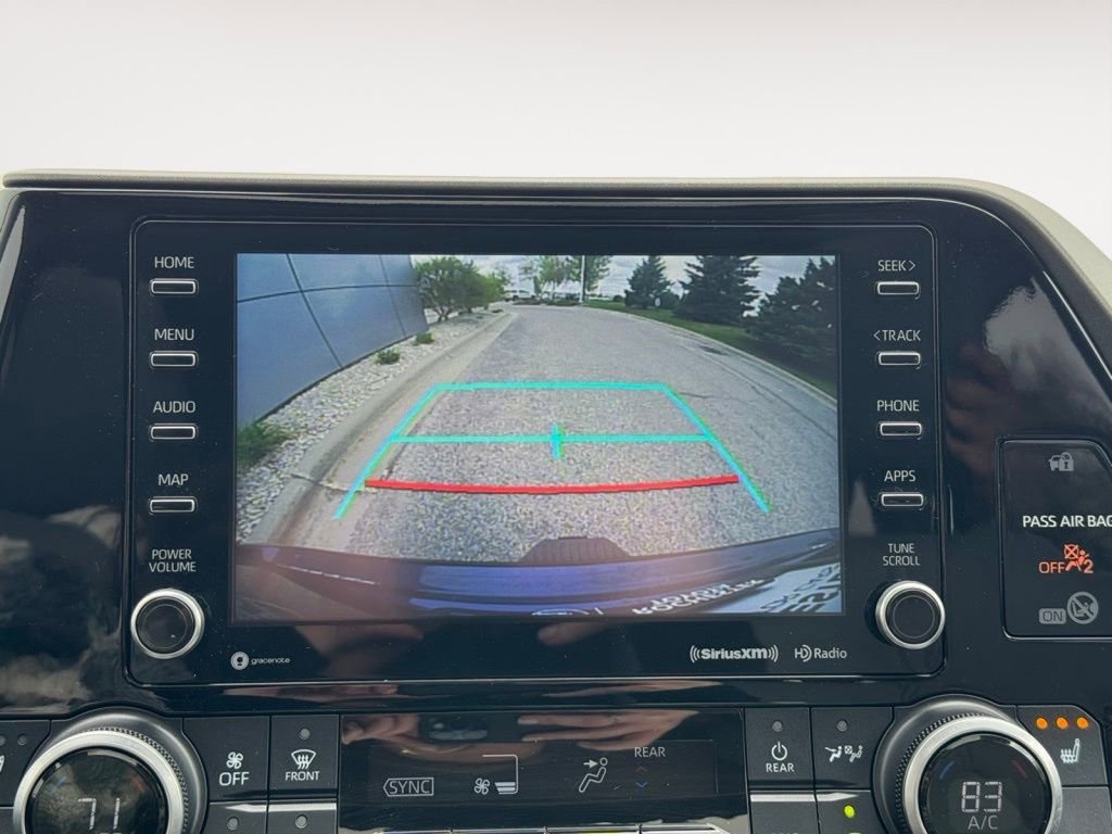 Used 2021 Toyota Highlander XLE AWD/4WD image 3