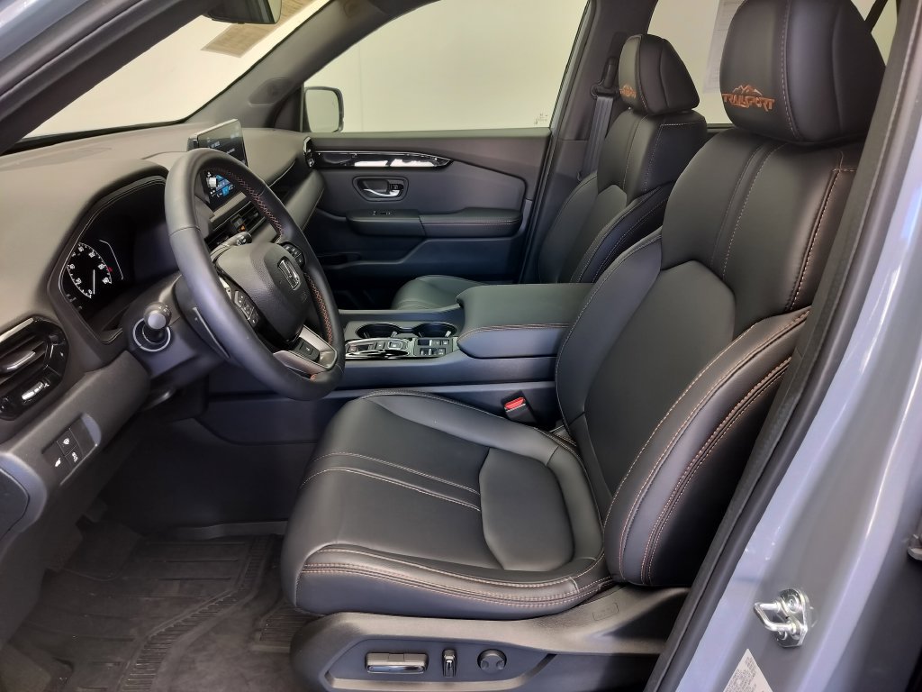Used 2025 Honda Pilot TrailSport image 8