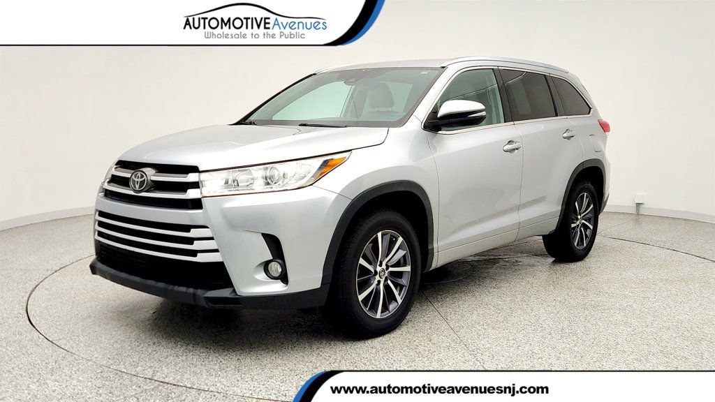 Used 2018 Toyota Highlander XLE FWD image 1