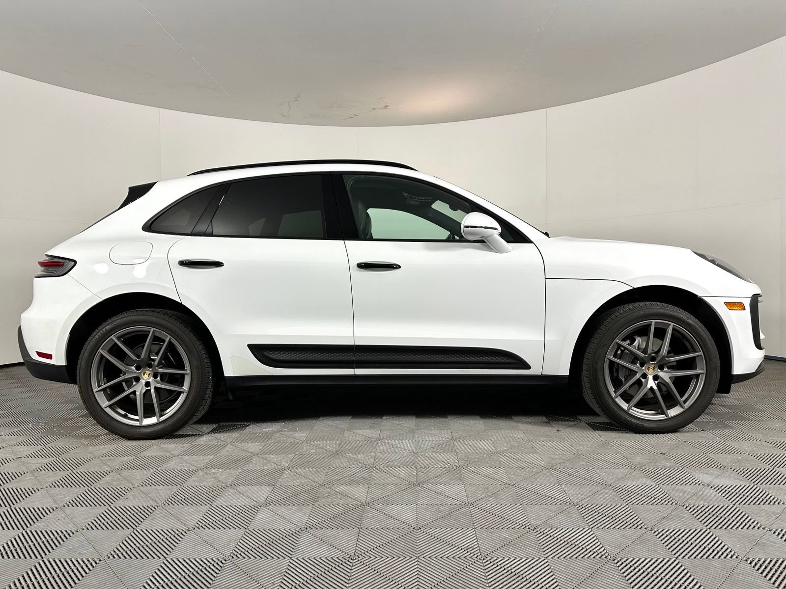 Used 2022 Porsche Macan AWD/4WD image 30