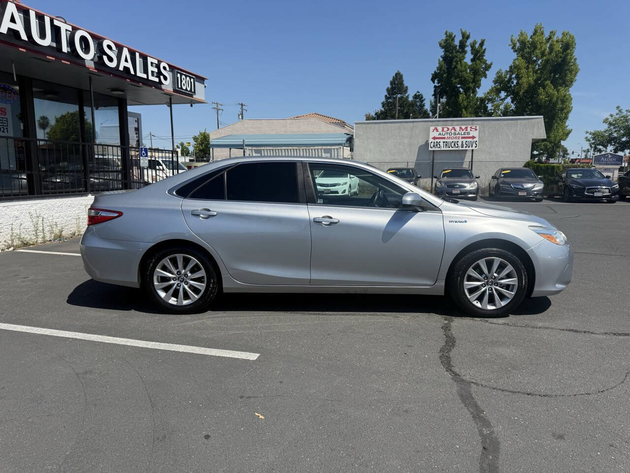 Used 2017 Toyota Camry XLE w/ Moonroof Package FWD image 2