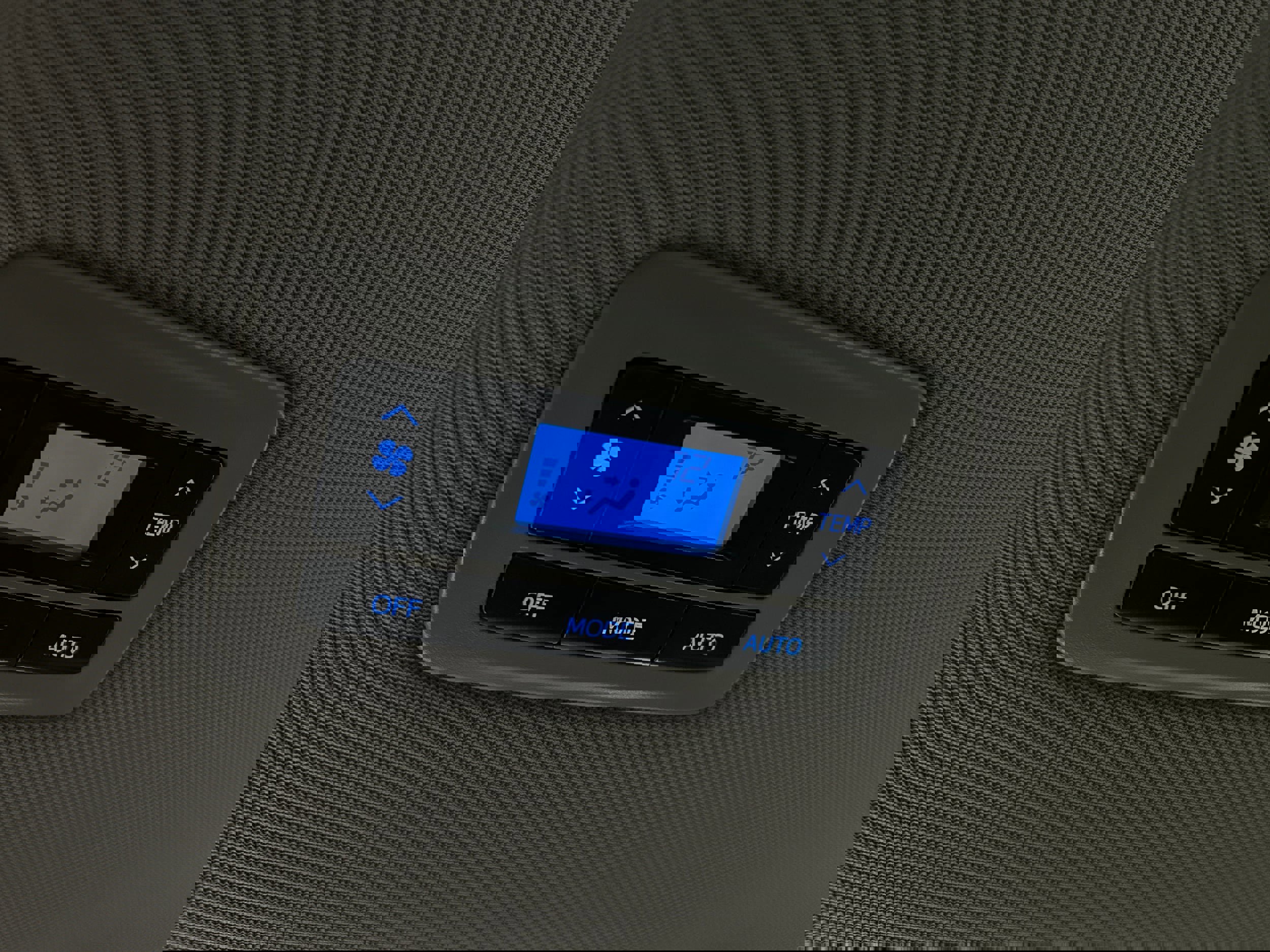 Used 2020 Toyota Sienna XLE w/ XLE Navigation Package image 32