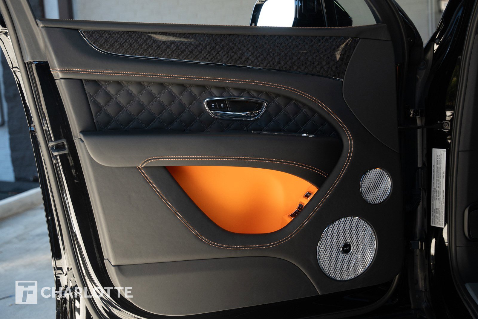 Used 2025 Bentley Bentayga image 18