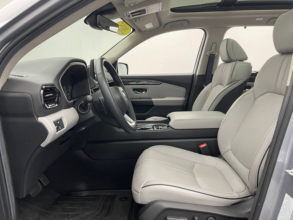 Used 2025 Honda Pilot Elite image 19