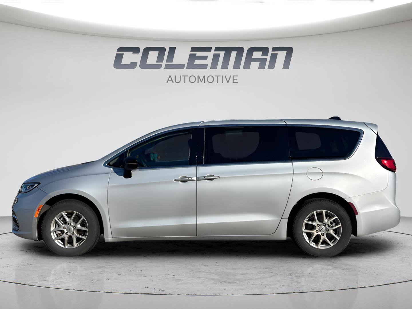 Used 2024 Chrysler Pacifica Touring-L FWD image 2
