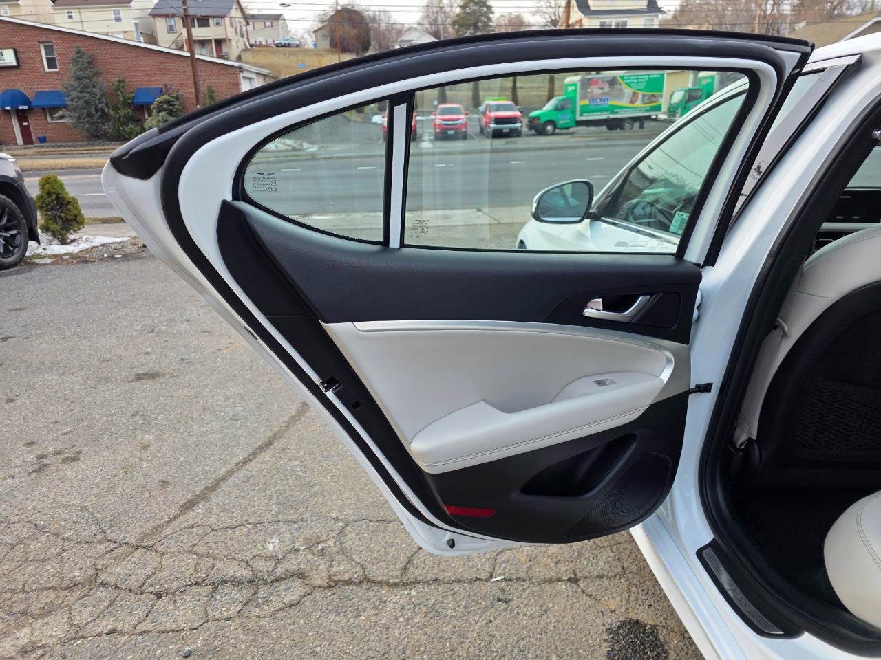 Used 2024 Genesis G70 2.5T image 12