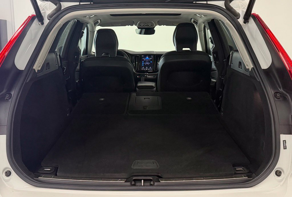 Used 2022 Volvo XC60 B5 Momentum AWD/4WD image 28