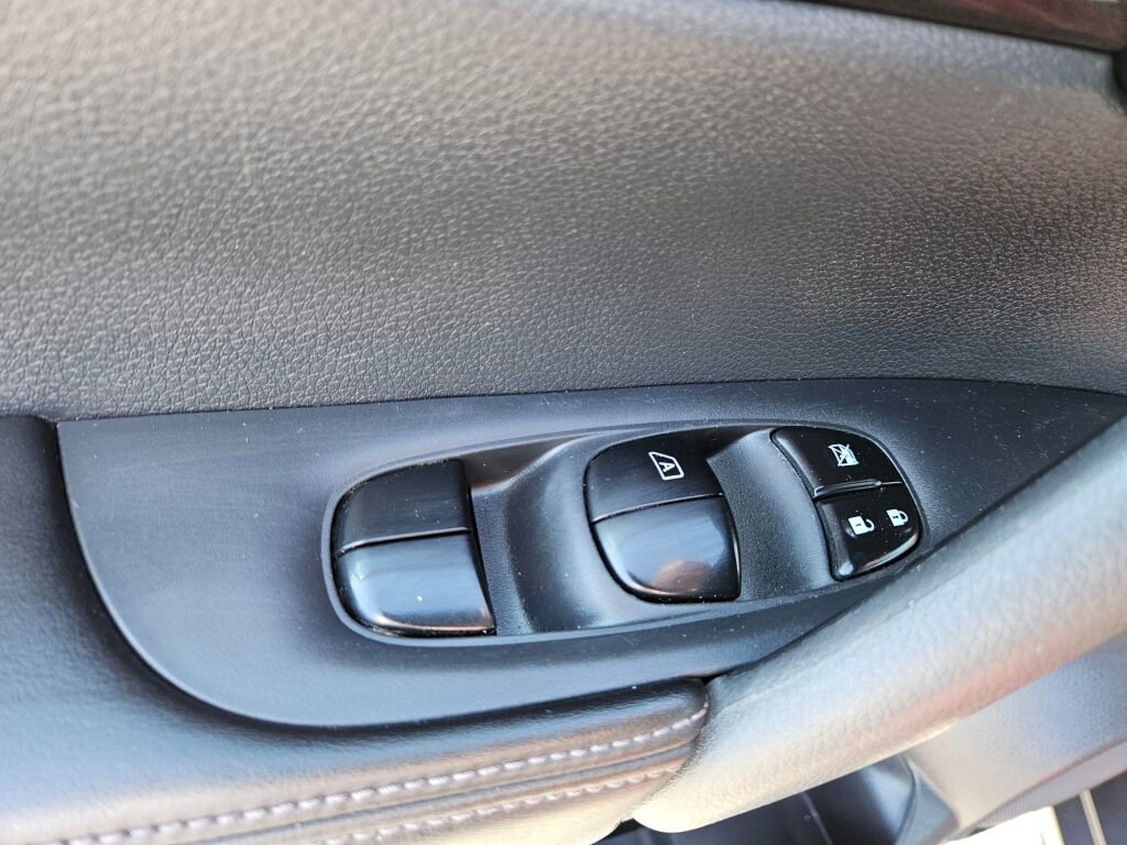 Used 2018 Nissan Rogue SV image 17