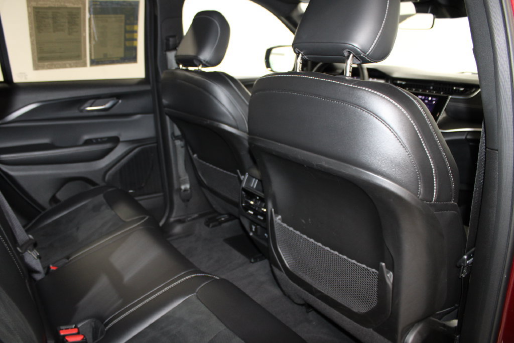 Used 2025 Jeep Grand Cherokee Altitude AWD/4WD image 27