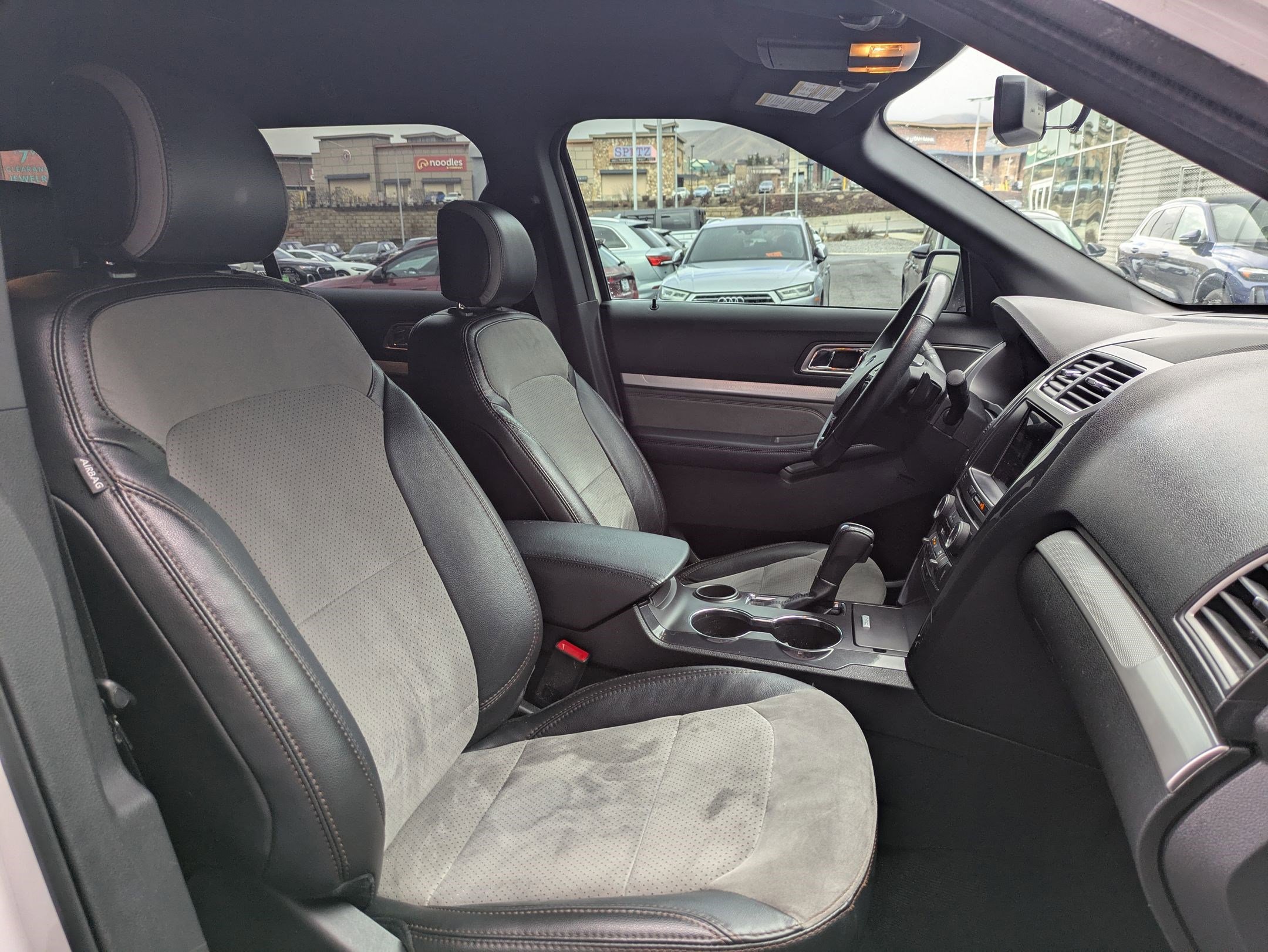 Used 2017 Ford Explorer XLT w/ Equipment Group 202A image 28