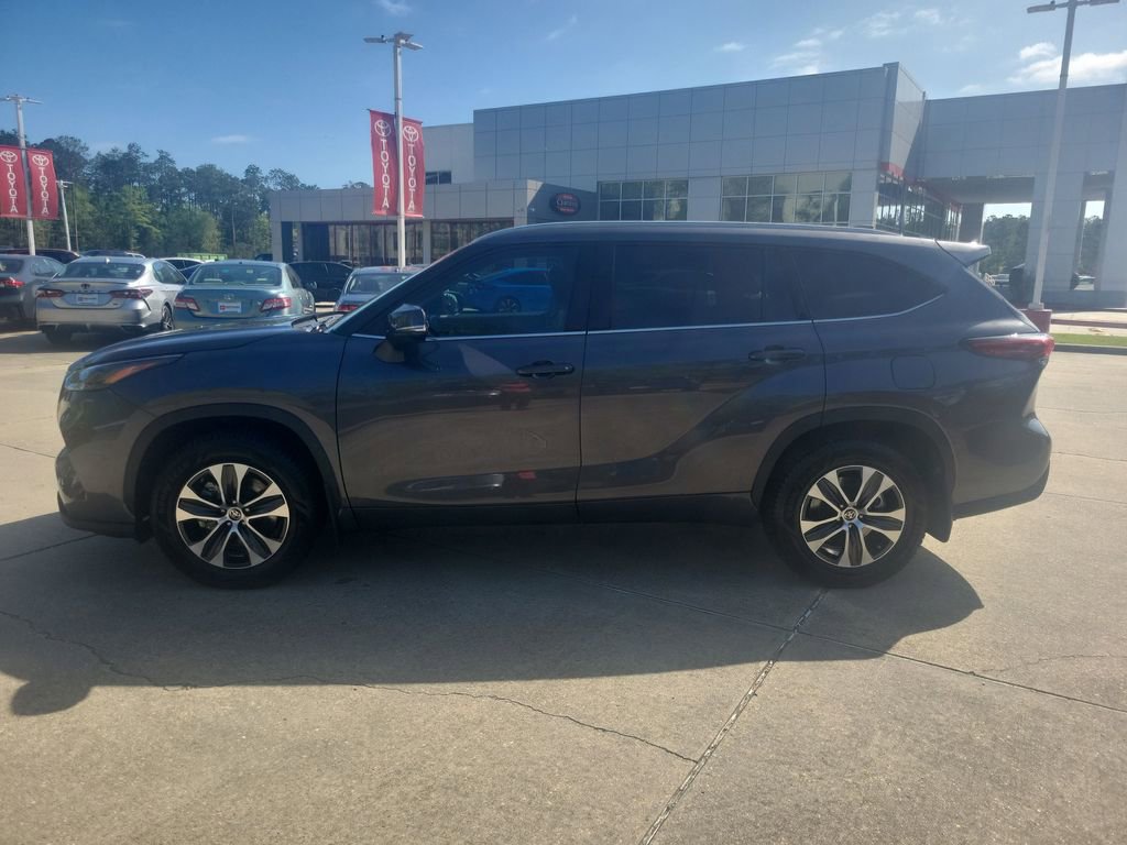 Used 2022 Toyota Highlander XLE image 2