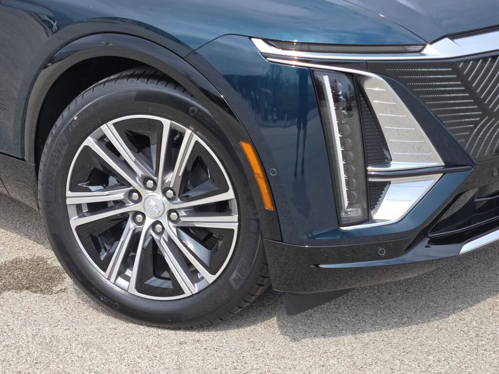 New 2026 Cadillac Lyriq Luxury AWD/4WD image 3