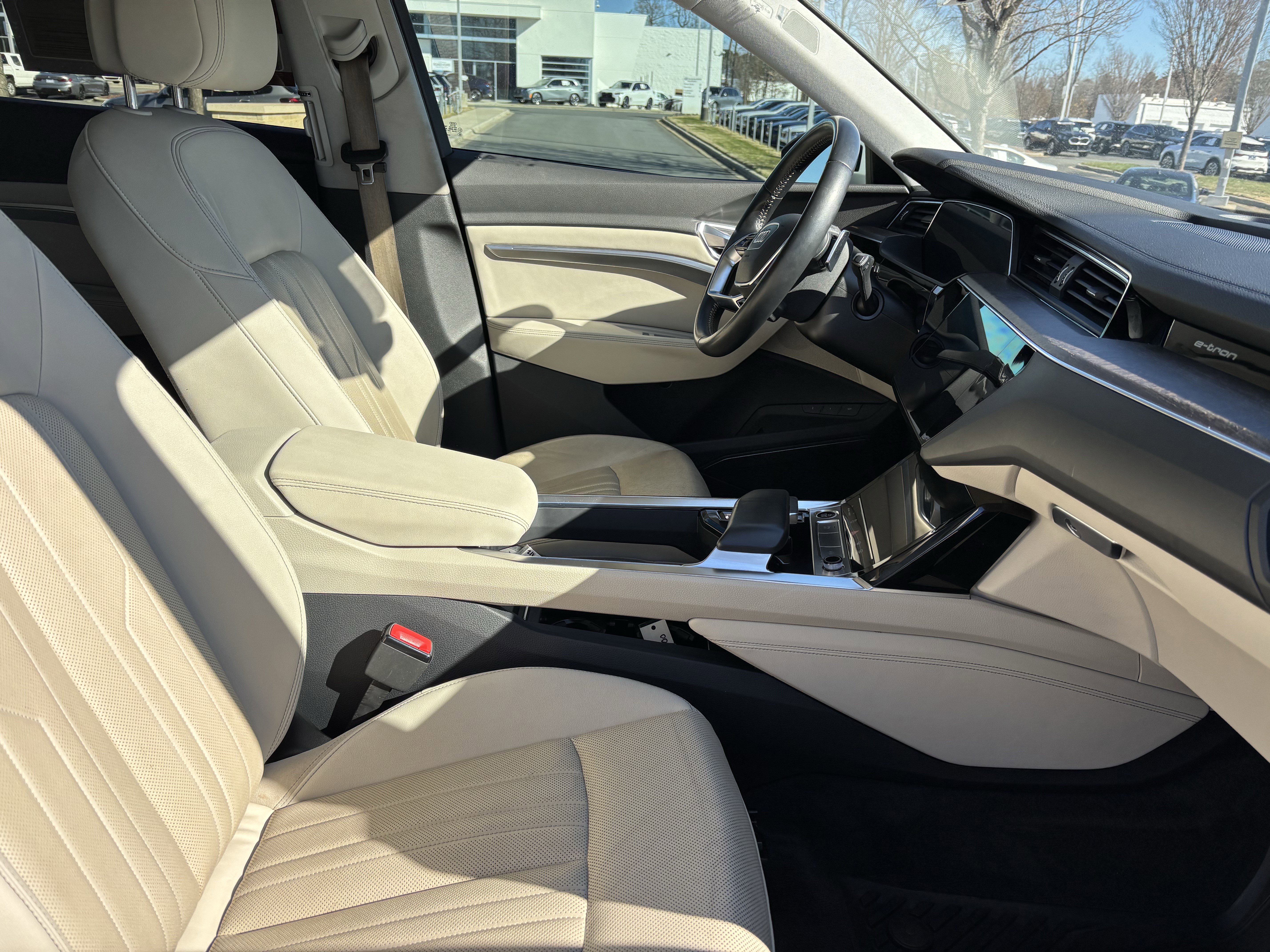 Used 2021 Audi e-tron Premium Plus image 35