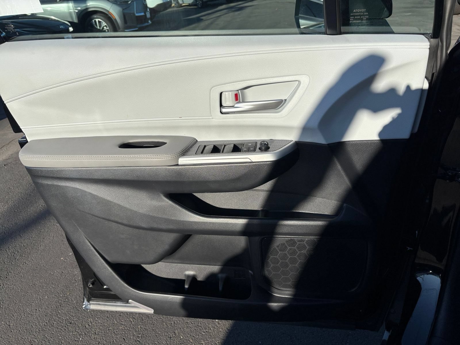 Used 2025 Toyota Sienna XLE FWD image 18