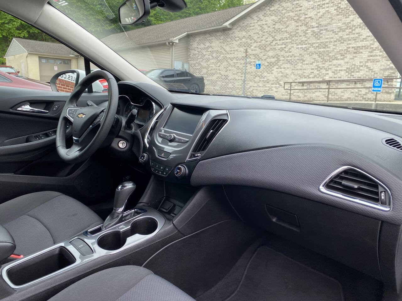 Used 2018 Chevrolet Cruze LT FWD image 17