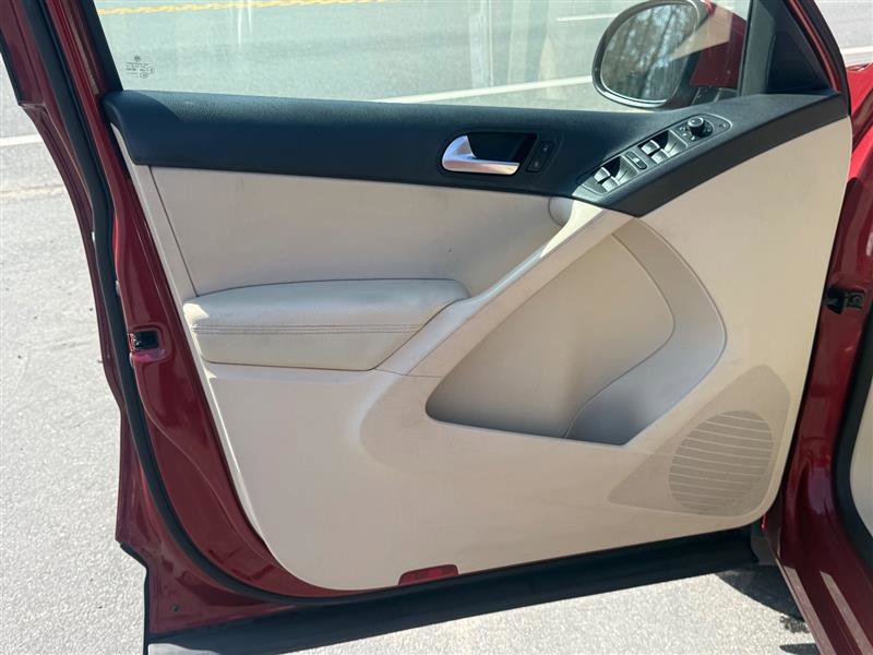 Used 2016 Volkswagen Tiguan SE image 12