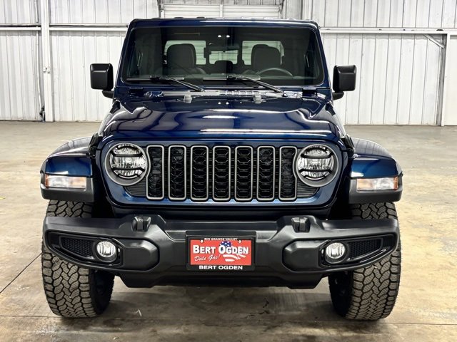 Used 2025 Jeep Gladiator Sport image 2