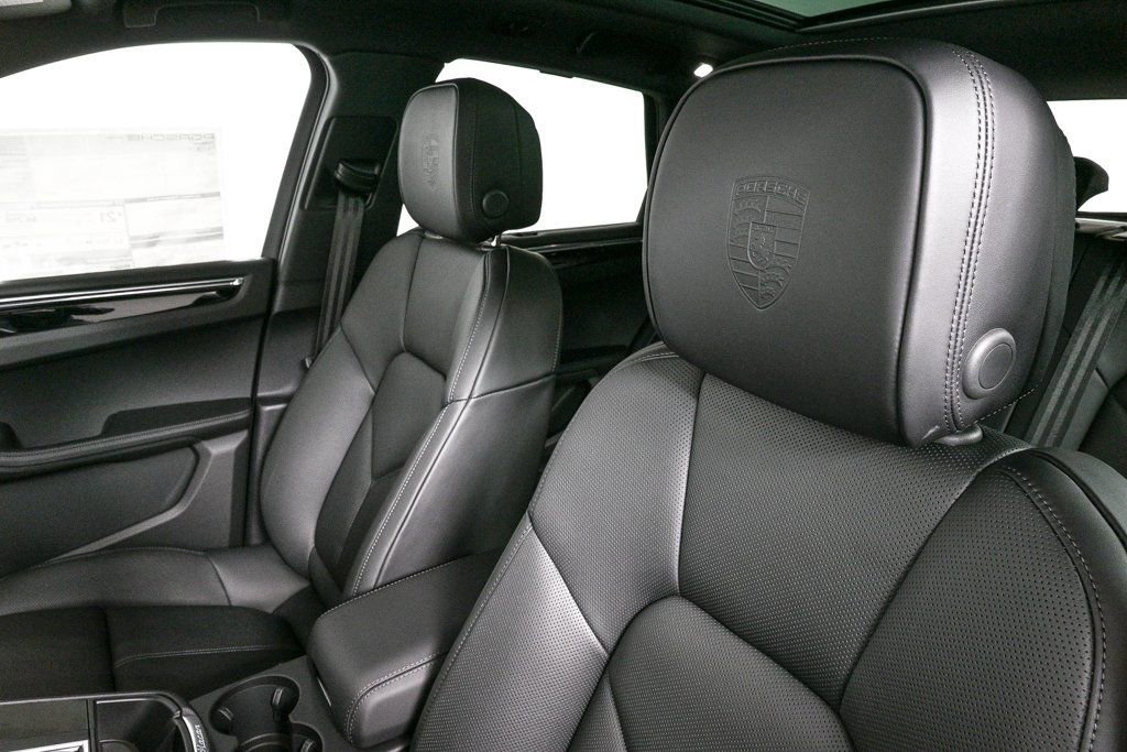 Certified 2026 Porsche Macan AWD/4WD image 5