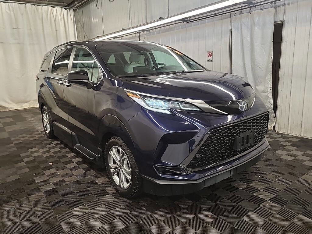 Used 2022 Toyota Sienna LE image 4