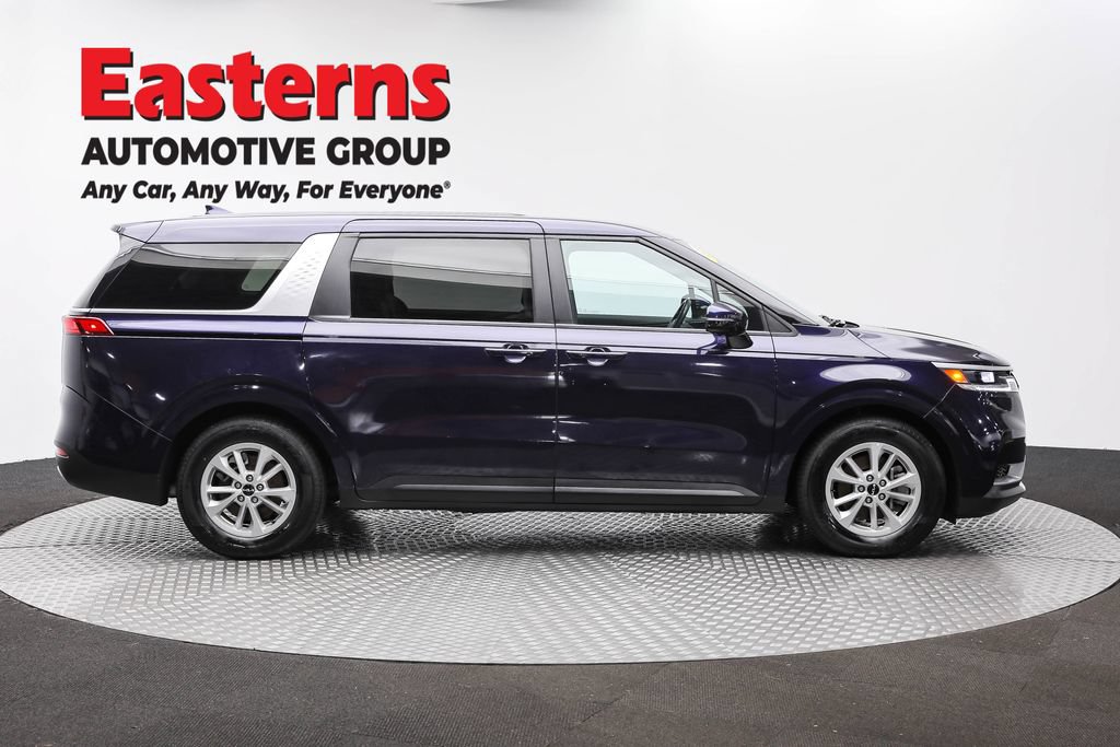 Used 2024 Kia Carnival LX FWD image 4