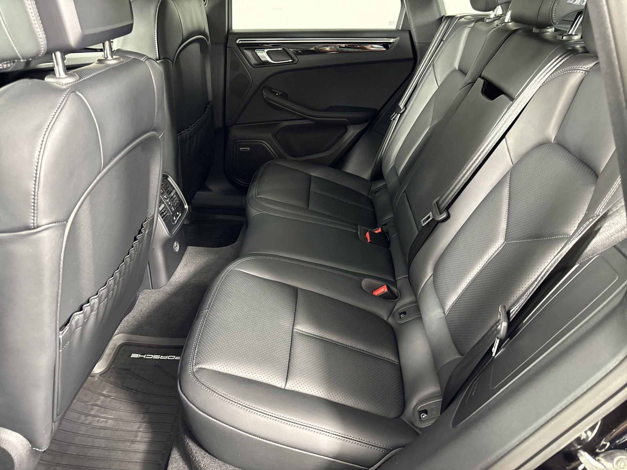 Certified 2025 Porsche Macan image 15