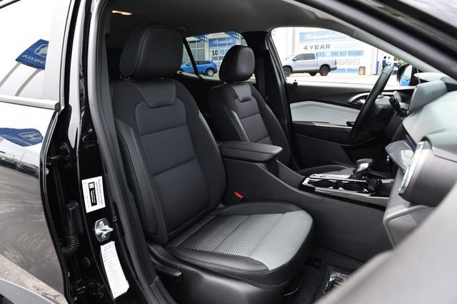Used 2025 Chevrolet Trax LT w/ LT Convenience Package FWD image 19