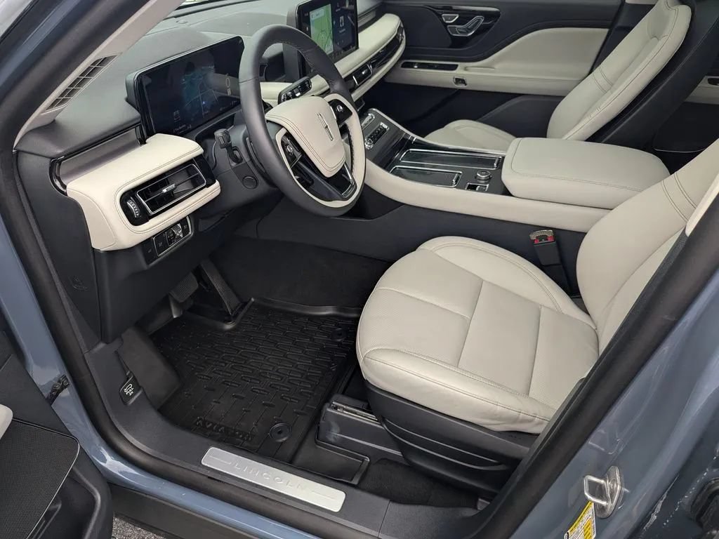 Used 2025 Lincoln Aviator 2WD image 9