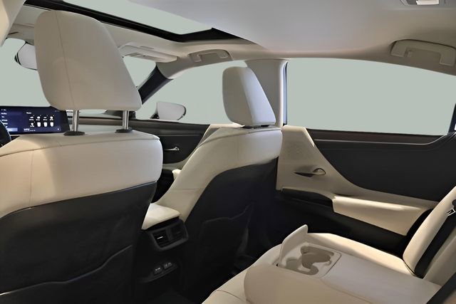 Used 2025 Lexus ES 300h w/ Premium Package image 18