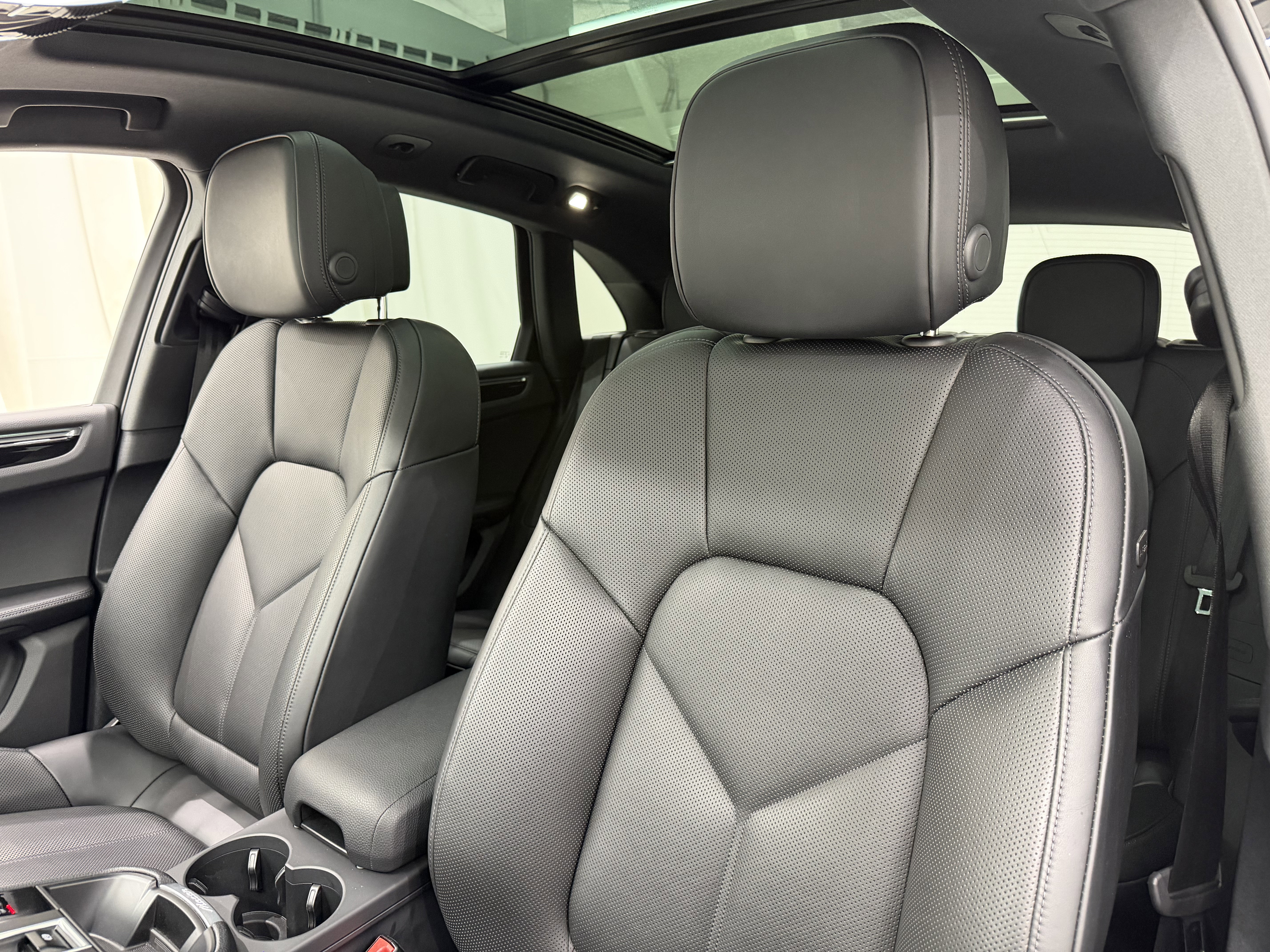 Certified 2025 Porsche Macan AWD/4WD image 5