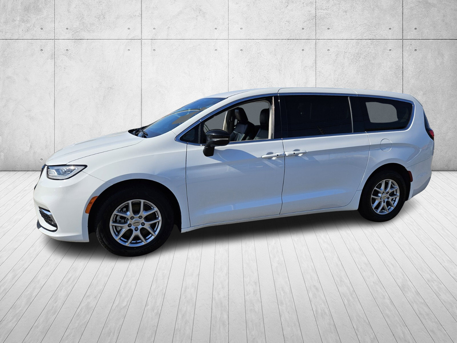 Used 2024 Chrysler Pacifica Touring-L FWD image 3