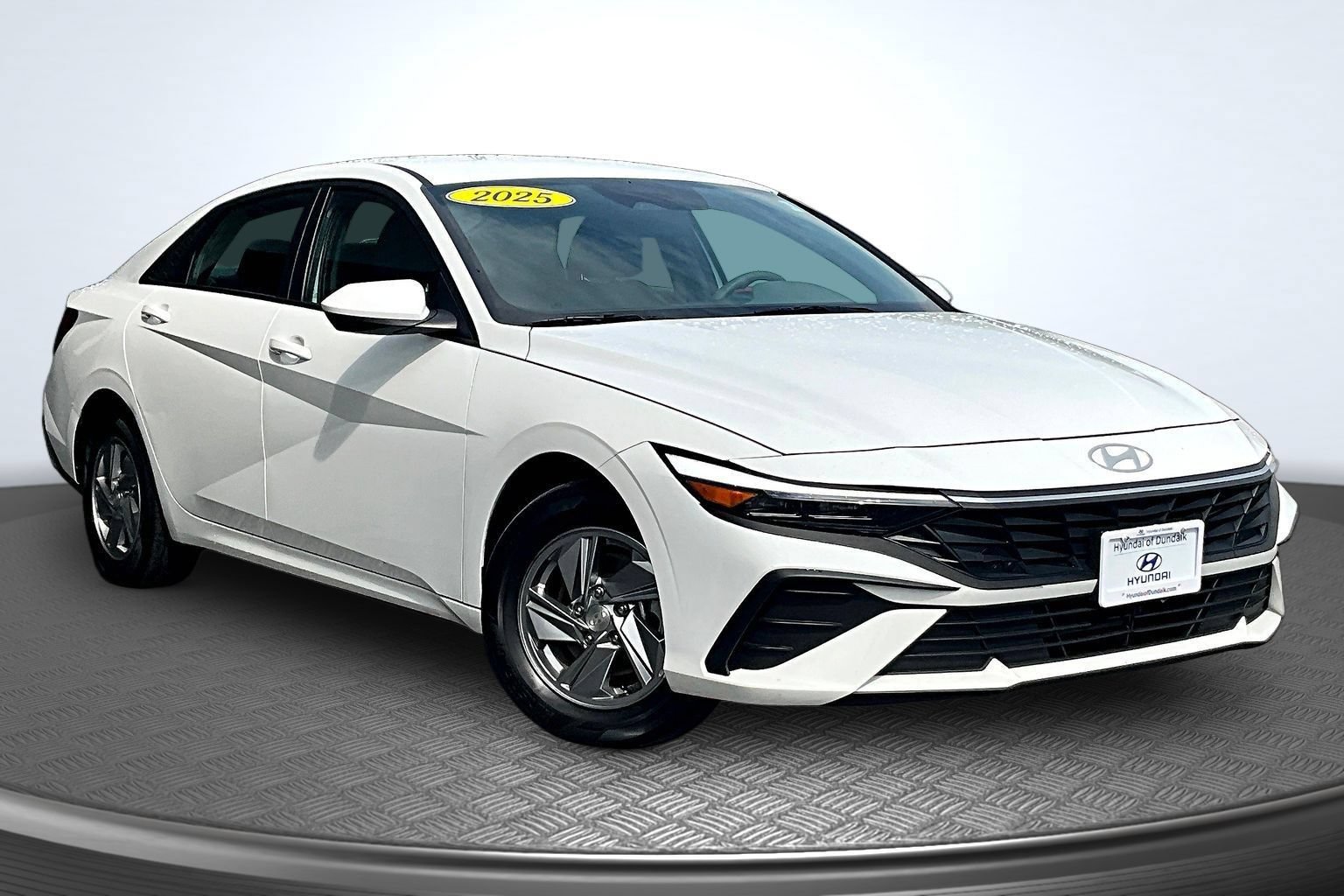 Used 2025 Hyundai Elantra SE FWD image 2
