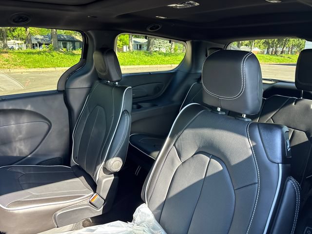 New 2027 Chrysler Pacifica Limited w/ Family Tech Group FWD image 8