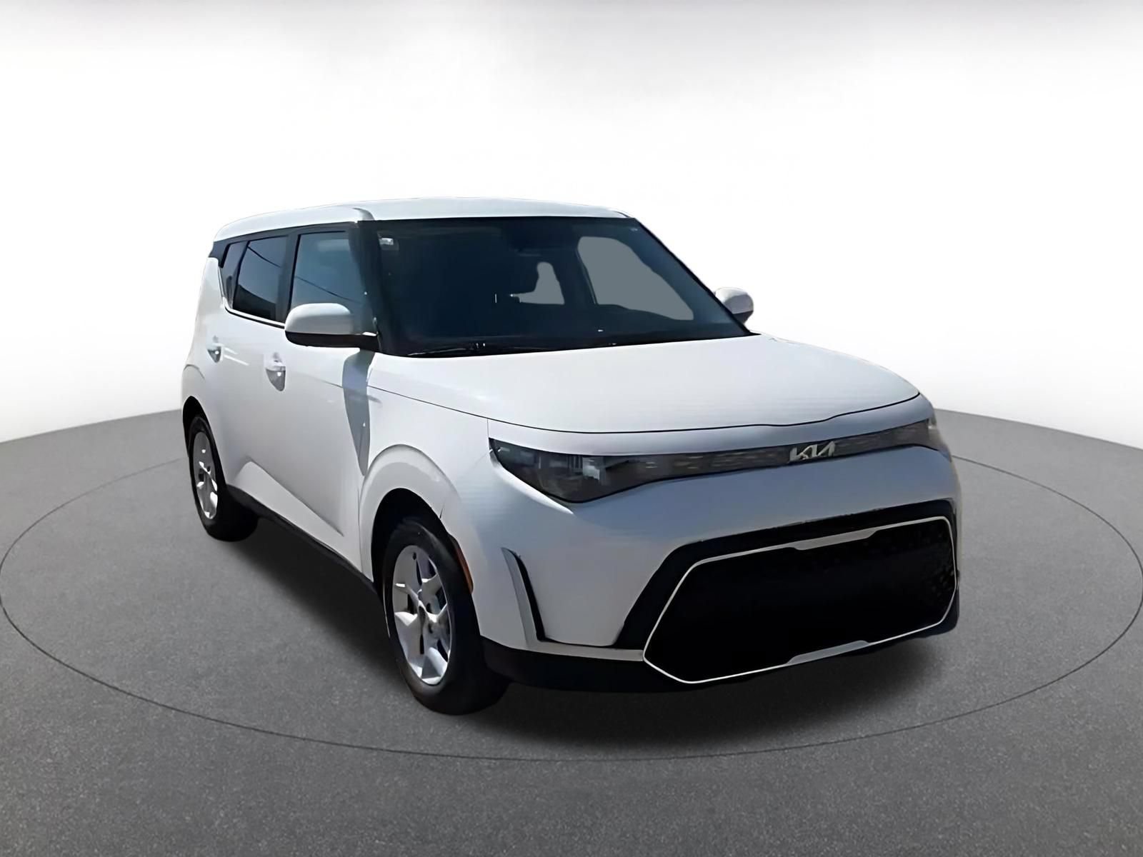 Used 2025 Kia Soul LX w/ LX Technology Package FWD image 3