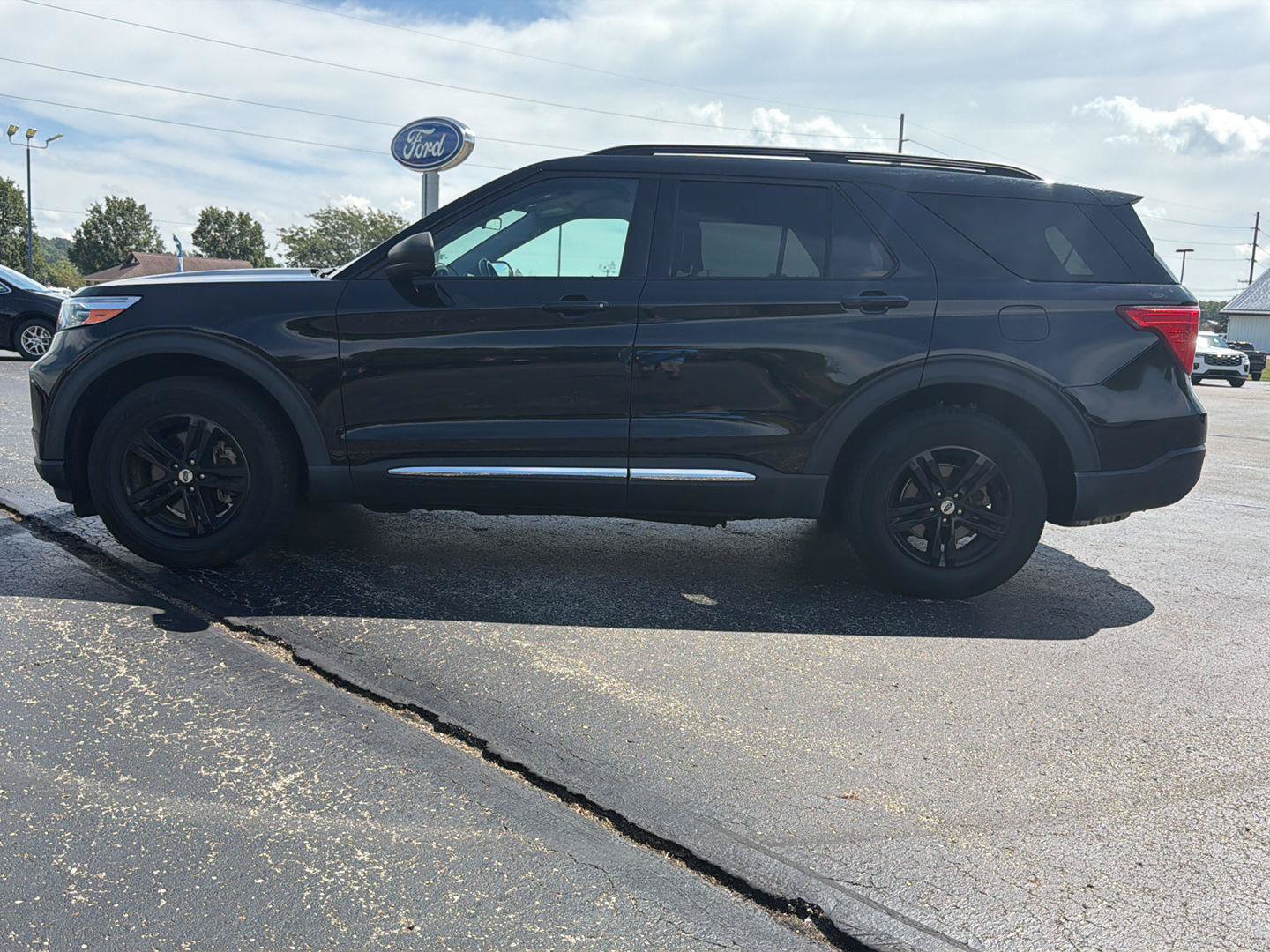 Used 2021 Ford Explorer XLT w/ Class III Trailer Tow Package AWD/4WD image 8