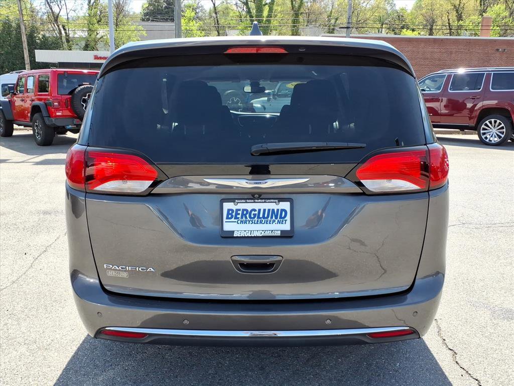 Used 2020 Chrysler Pacifica Touring image 5