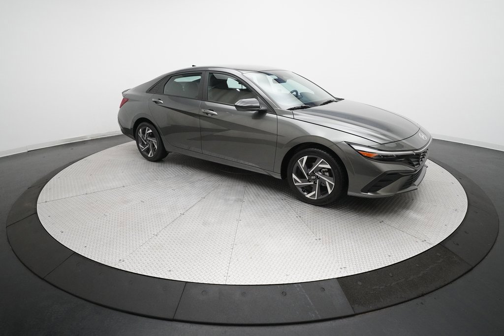Used 2025 Hyundai Elantra Sport image 13