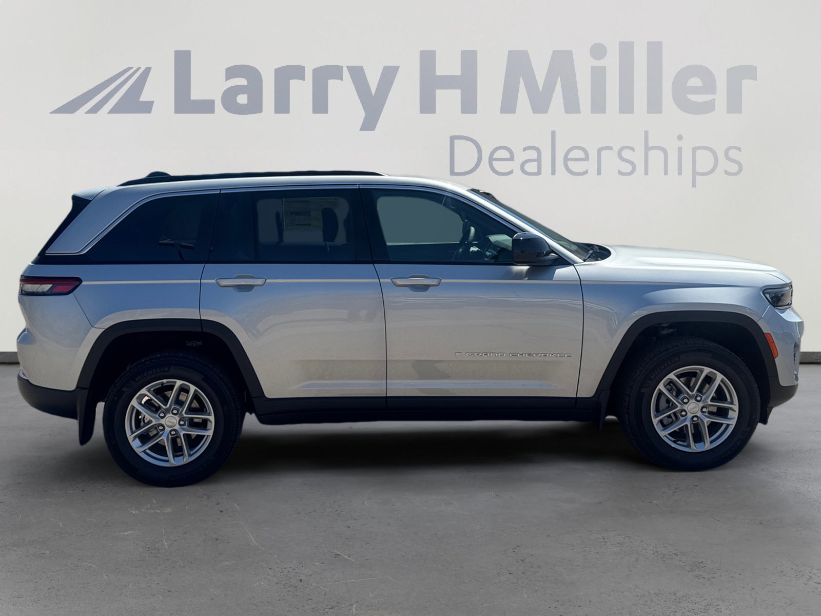 New 2026 Jeep Grand Cherokee Laredo w/ MOPAR Finishing Package AWD/4WD image 6