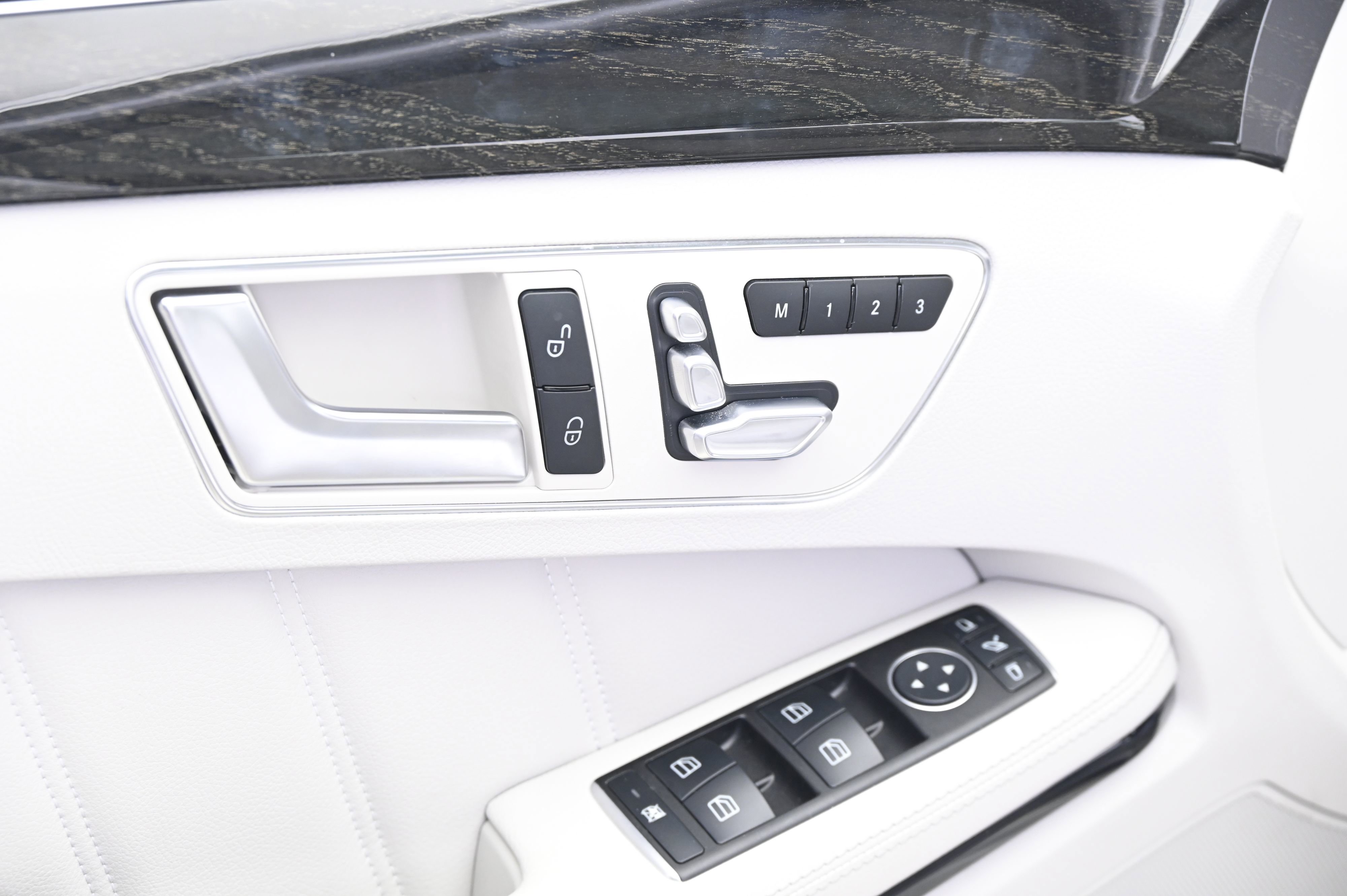 Used 2015 Mercedes-Benz E 400 4MATIC Sedan image 27