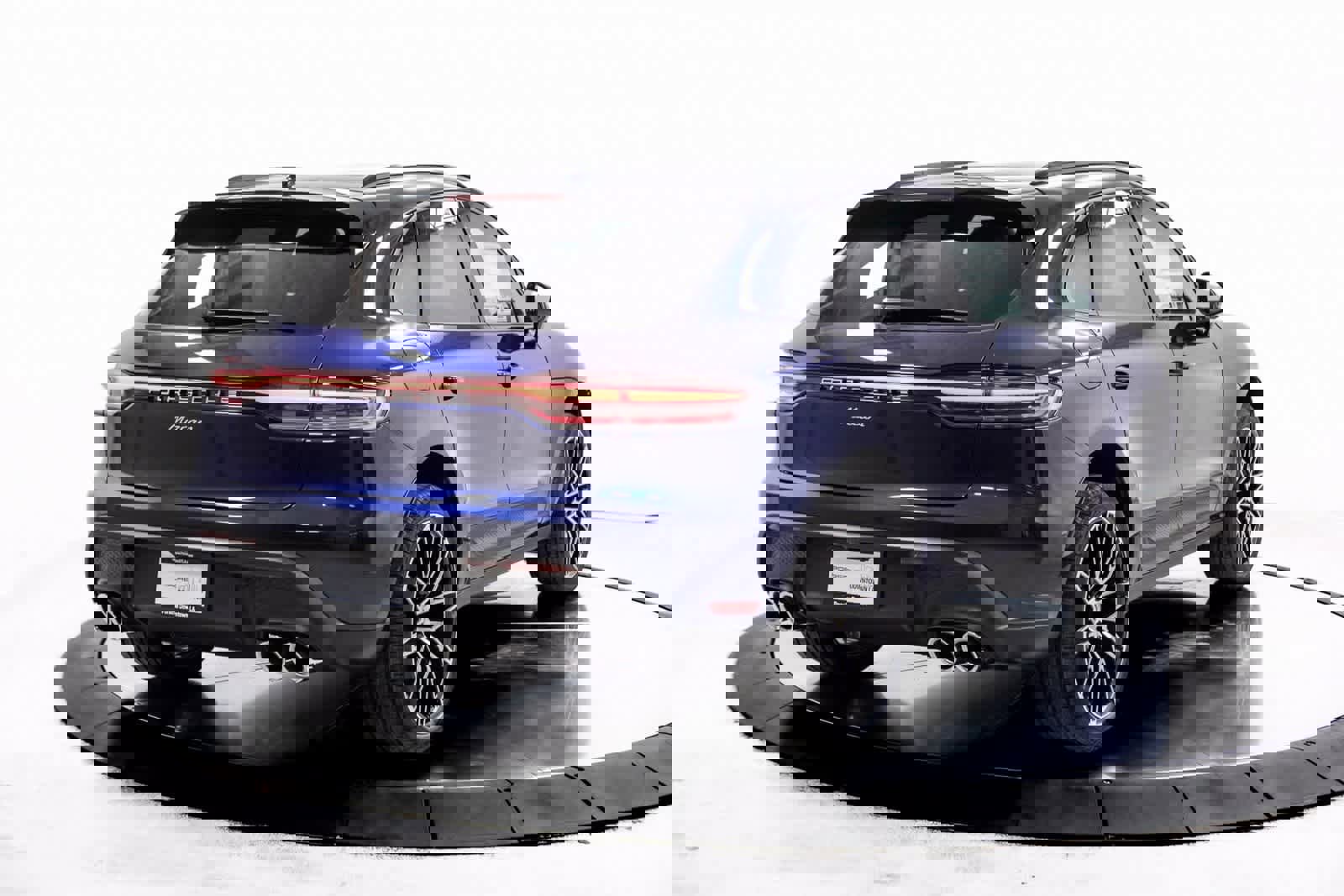 Certified 2025 Porsche Macan image 7